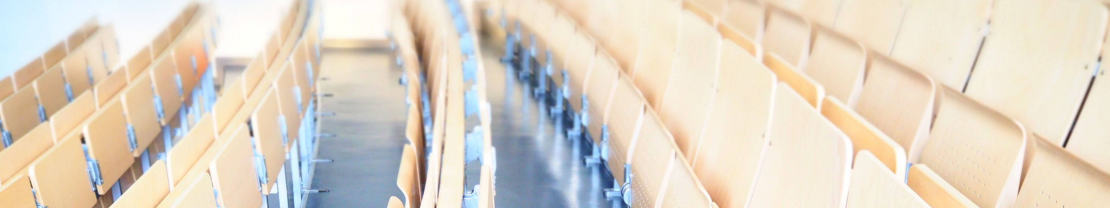 Leere Stühle im Audimax